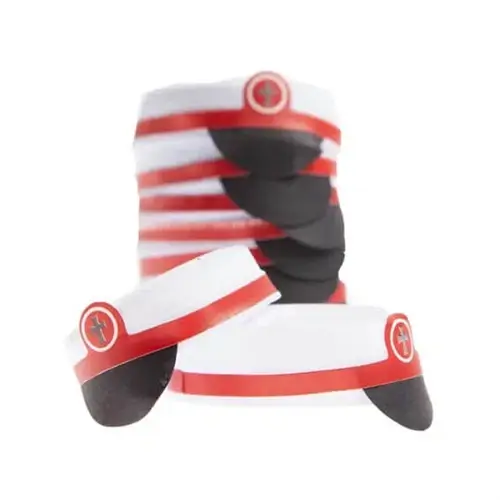 Borddekorasjon med røde studenthatter