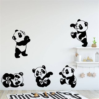 Wallstickers med 5 lekne pandaer - perfekt for barnerommet