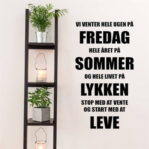 Veggdekor med teksten Vi venter hele uken på fredag