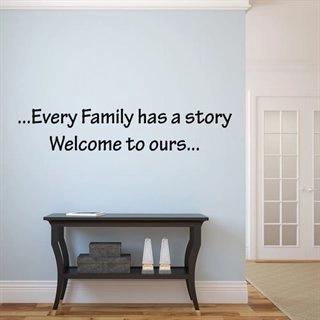 Every family has a story - Wallsticker med fin, tankevekkende tekst