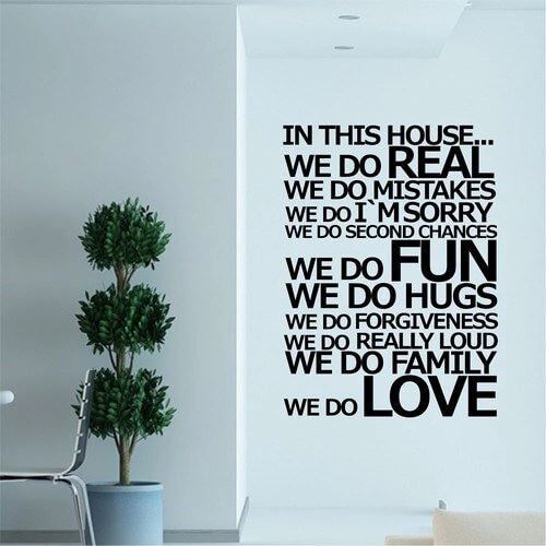 Wallsticker med husregler. Her er det kjærlighet, her kan vi gjøre feil, osv.