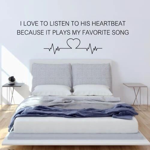 Wallsticker med teksten "Listen to his heartbeat"