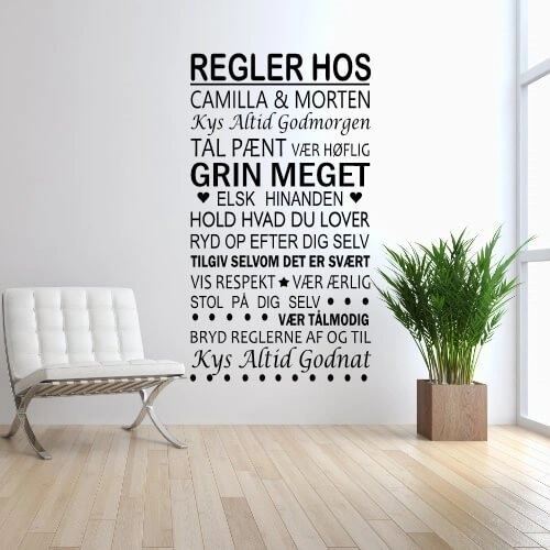 En wallsticker med teksten Regler hos (Valgfritt navn)
