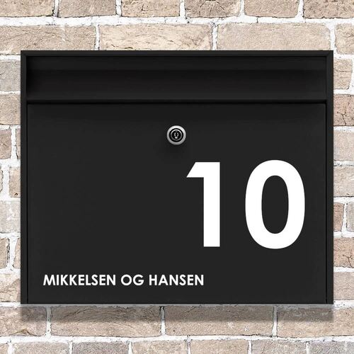 Postkasseskilt med stort husnummer og navn