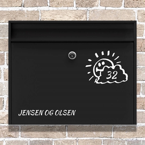 Postkasse klistremerke med solen, hus nummer og navn