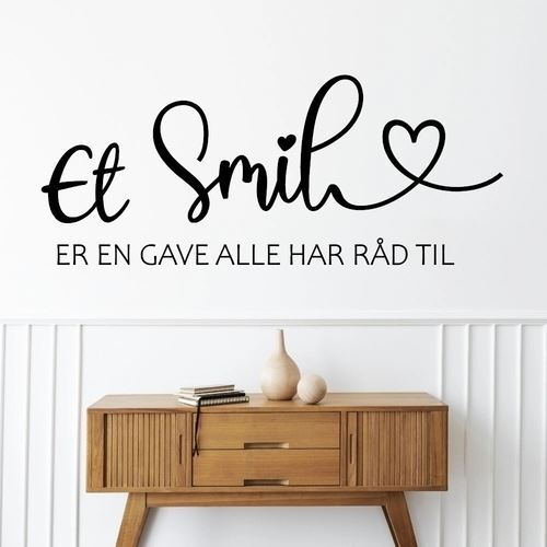 Et smil er et veggklistremerke i gave skrevet med store bokstaver