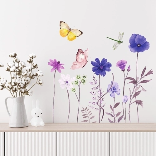Veggdekor med blomster og sommerfugler i akvarell