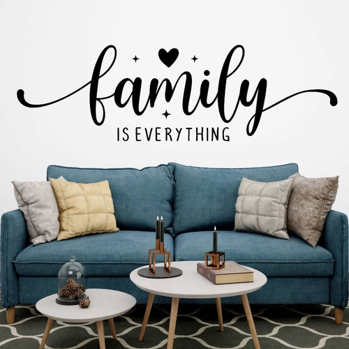 Engelsk tekst "Family is everything" veggklistremerke til stuen