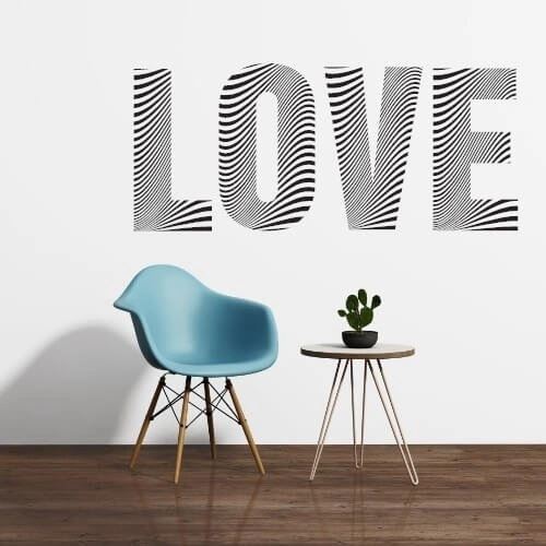 wallsticker med teksten love som er skrevet i Sebrastriper