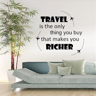 Du blir rikere av å reise! Kul wallsticker med et fint budskap